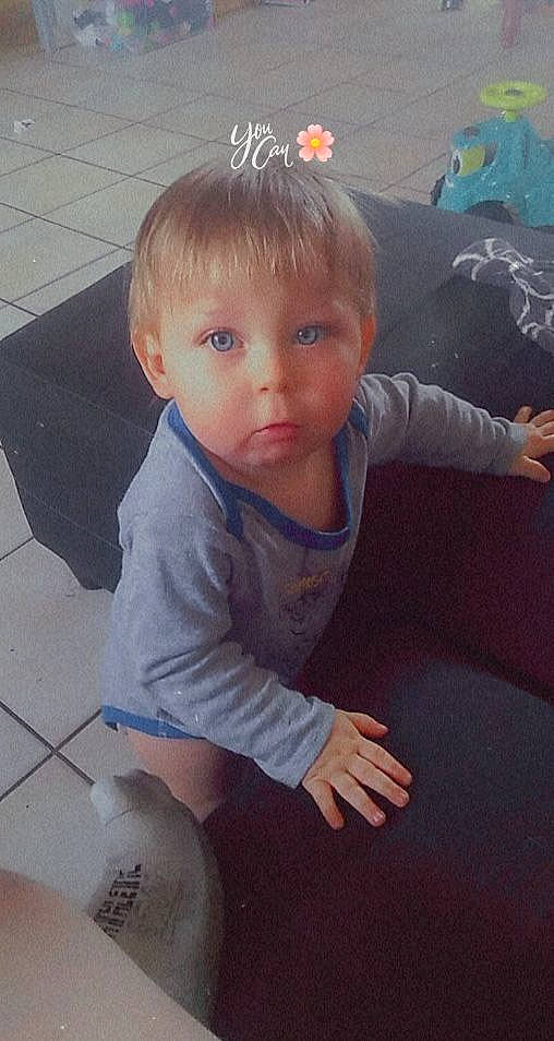 Enzo a rejoint le concours — aidez-le/la à gagner de superbes lots ! baby, cheek, child, eye, fun, head, leg, person, play, sitting, skin, smile, toddler