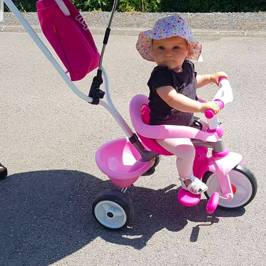 Solène a rejoint le concours — aidez-le/la à gagner de superbes lots ! child, fun, headwear, kick_scooter, person, pink, play, product, riding_toy, toddler, tricycle, vacation, vehicle, wheel