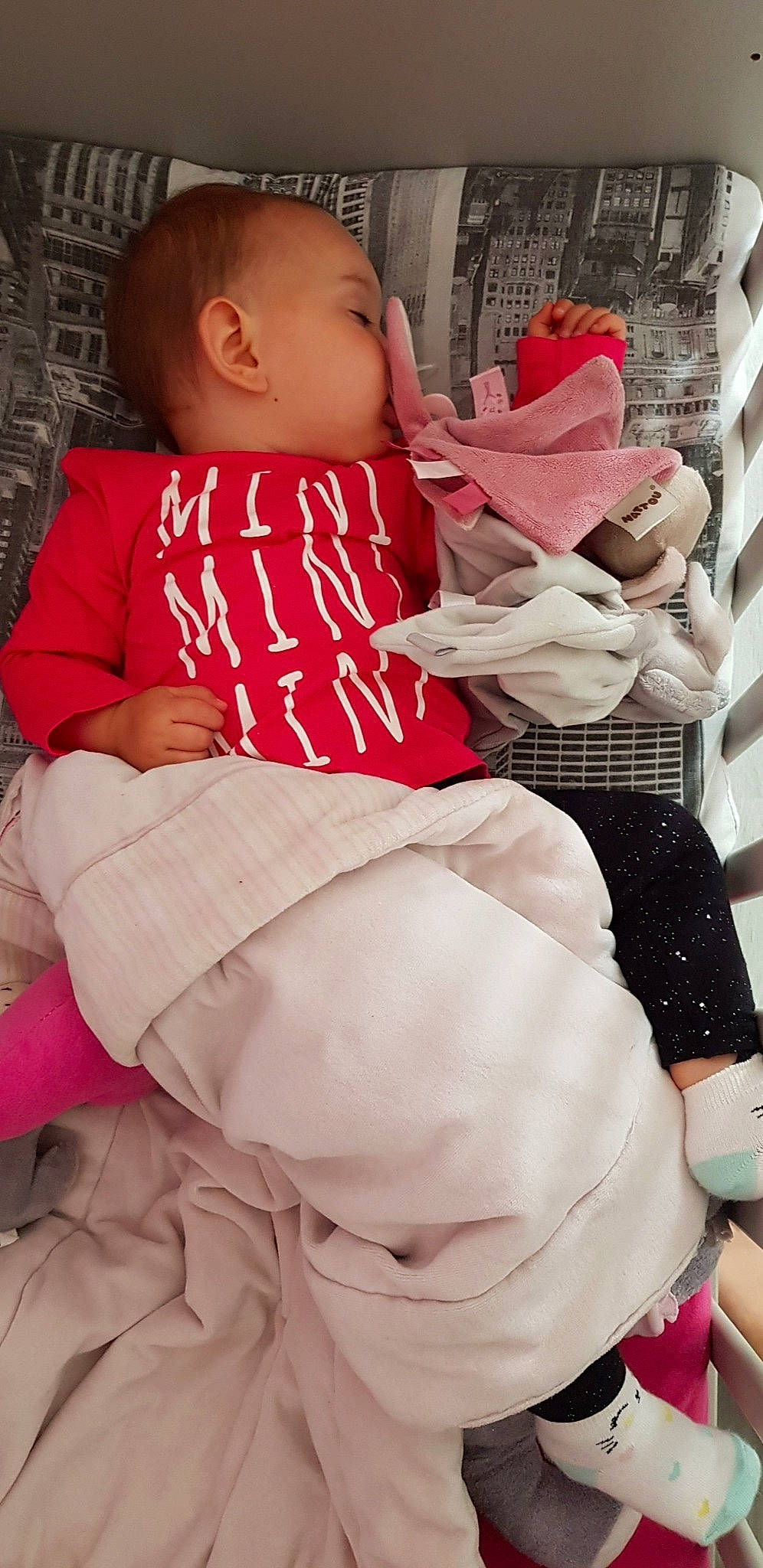 Solène a rejoint le concours — aidez-le/la à gagner de superbes lots ! arm, baby, baby_products, cheek, child, leg, person, pink, sitting, thigh, toddler