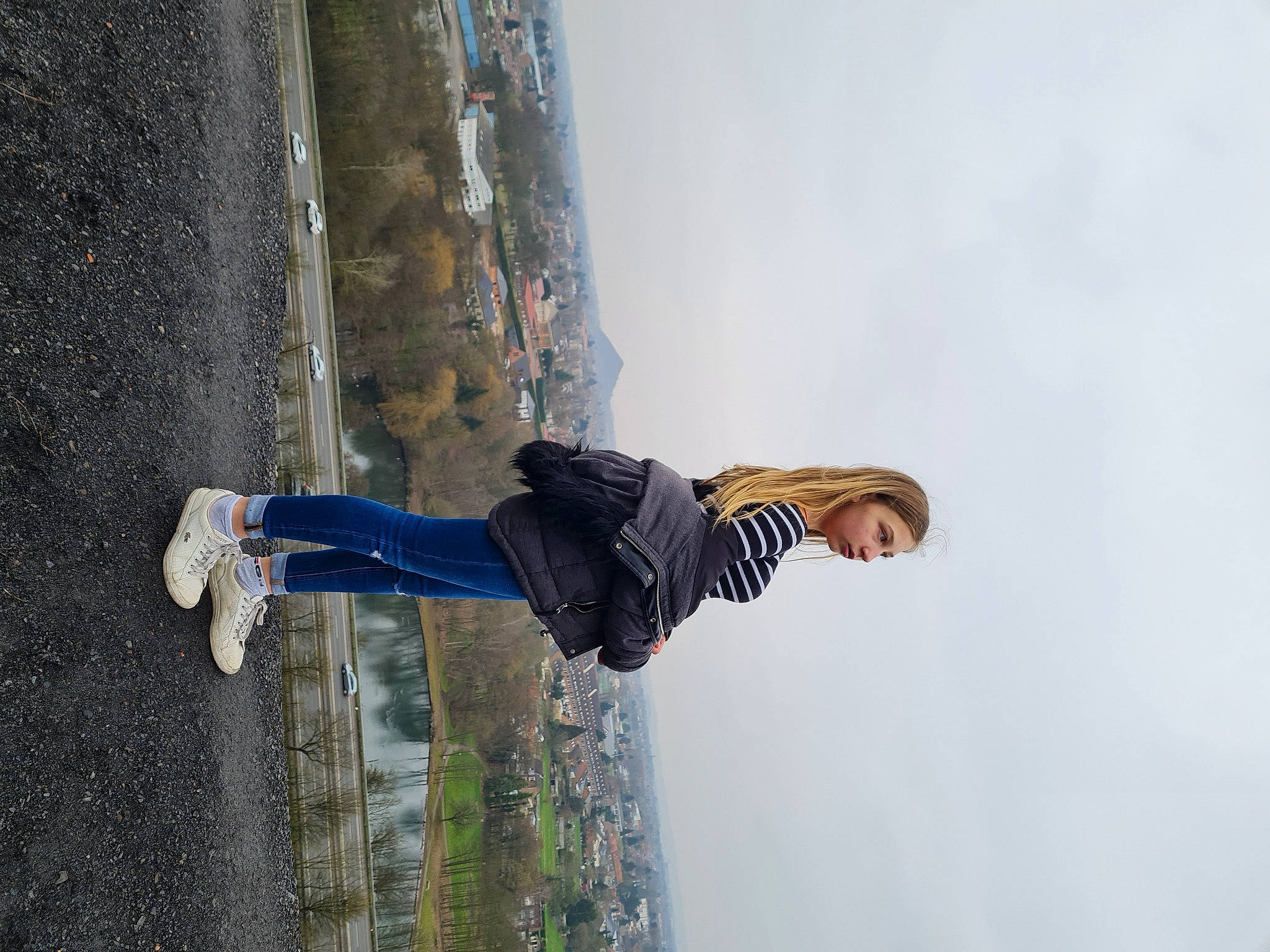 Louna participe au concours pour gagner de l'argent avec cette photo : adventure, cloud, denim, electric_blue, extreme_sport, fun, jacket, leisure, outdoor_shoe, pedestrian, person, recreation, shadow, sky, travel, tree, walking_shoe