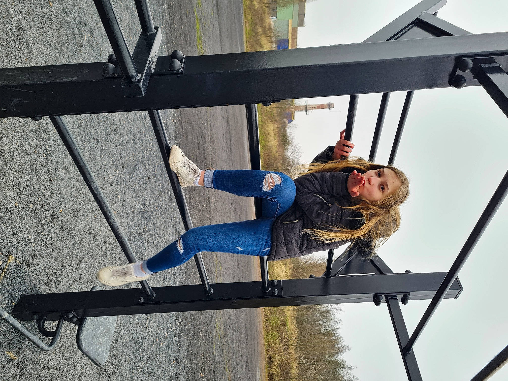 Louna a rejoint le concours — aidez-le/la à gagner de superbes lots ! adventure, bungee_cord, city, denim, electric_blue, fun, knee, leisure, outdoor_play_equipment, outdoor_shoe, person, playground, recreation, rope, sky, smile