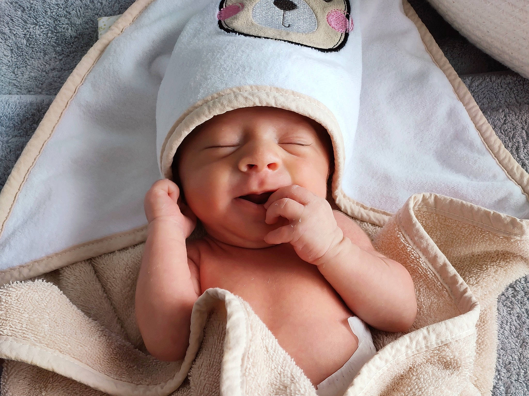 Malonn participe au concours pour gagner de l'argent avec cette photo : baby, baby_products, baby_sleeping, baby_toddler_clothing, cheek, child, comfort, face, happy, headgear, headwear, linens, mouth, peach, person, pink, room, skin, smile, textile