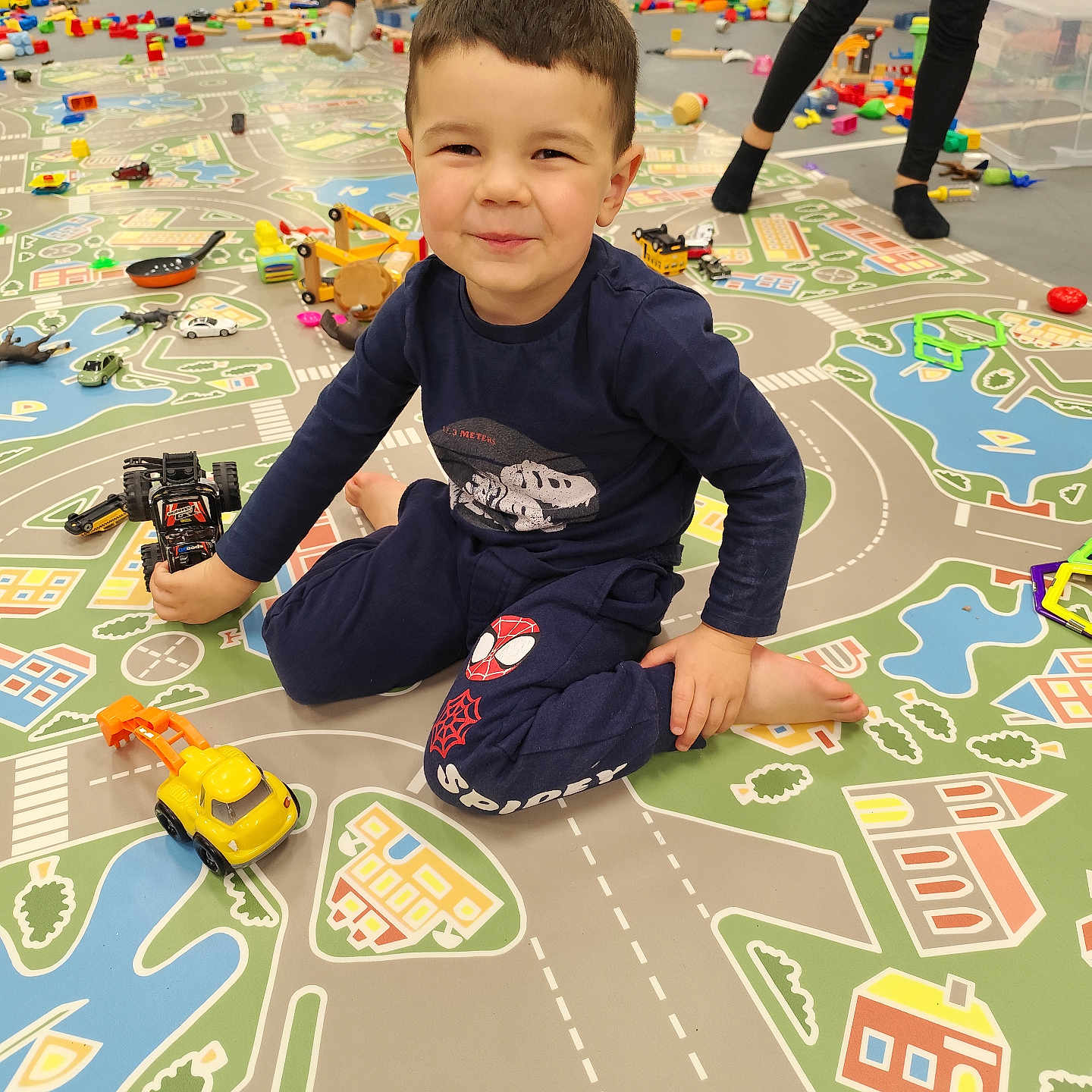 Chemsey a rejoint le concours — aidez-le/la à gagner de superbes lots ! boy, casual, child, clothing, colorful, feet, floor, fun, happy, indoor, legs, people, person, playing, playmat, playroom, recreation, smiling, toy_car, toy_truck