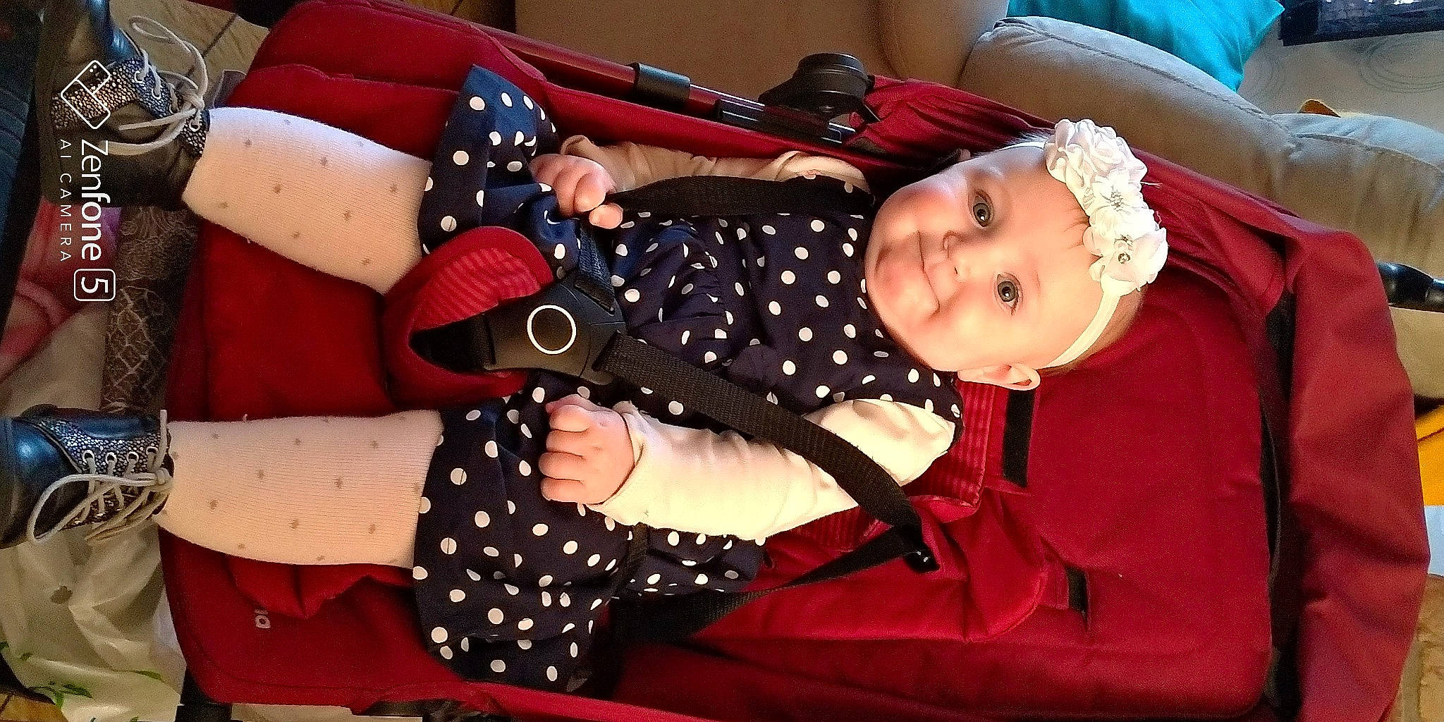 Sinaya participe au concours pour gagner de l'argent avec cette photo : baby, baby_products, baby_toddler_clothing, car_seat, carmine, child, comfort, event, facial_expression, fun, gesture, happy, headwear, joy, lap, pattern, person, pink, red, sitting