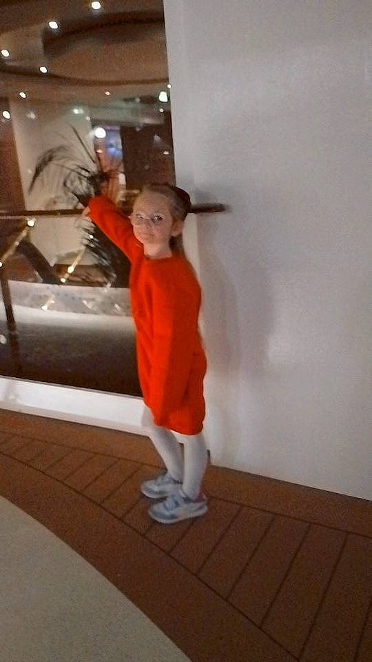 Sahonna participe au concours pour gagner de l'argent avec cette photo : costume, floor, flooring, fun, hardwood, hat, human_leg, knee, leisure, person, room, sweatpant, toddler, wood