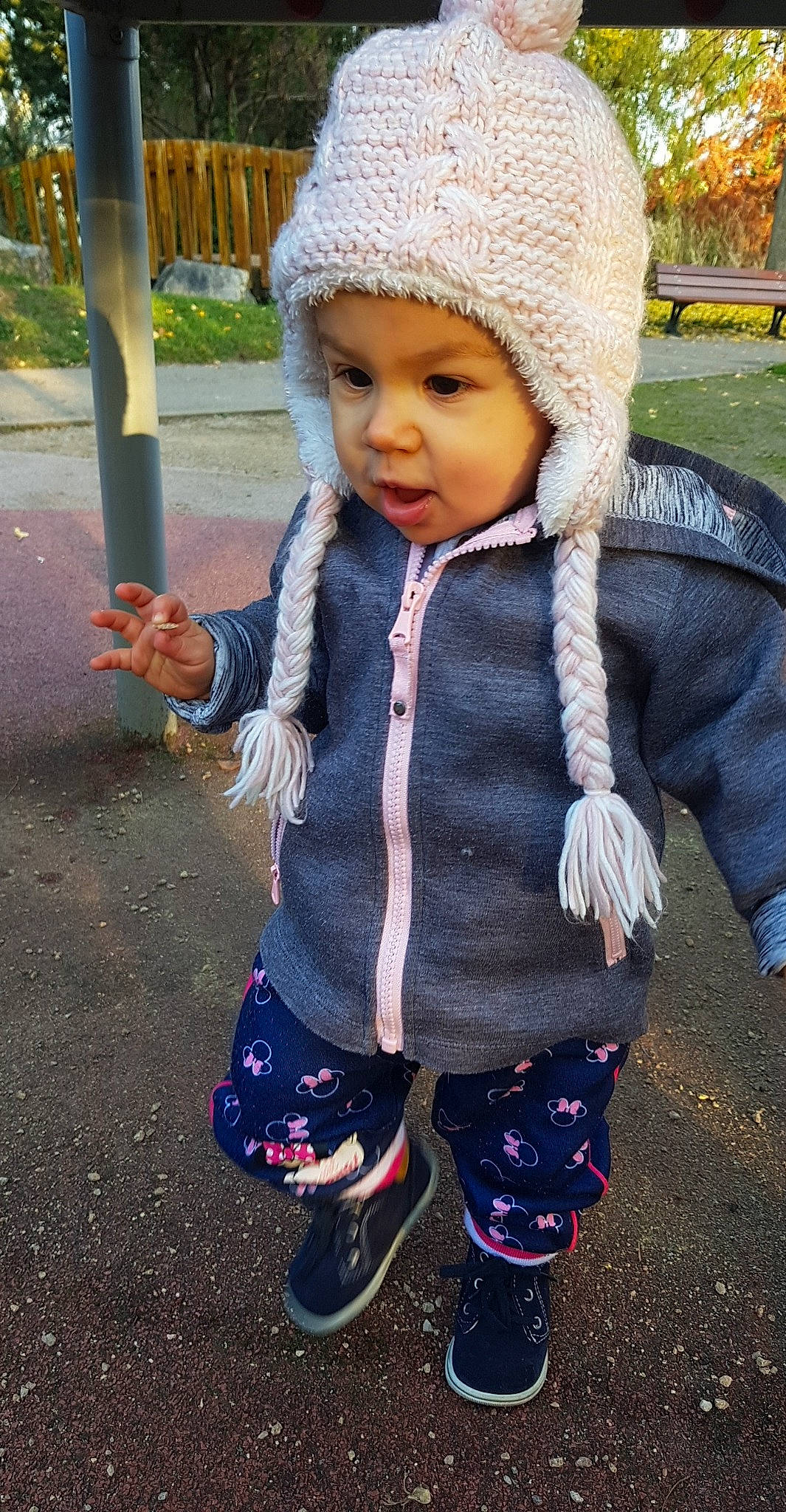 Lysana participe au concours pour gagner de l'argent avec cette photo : baby, baby_toddler_clothing, cap, cheek, cool, eye, face, grass, head, headwear, leaf, lip, nose, people, person, photograph, purple, skin, sleeve, textile