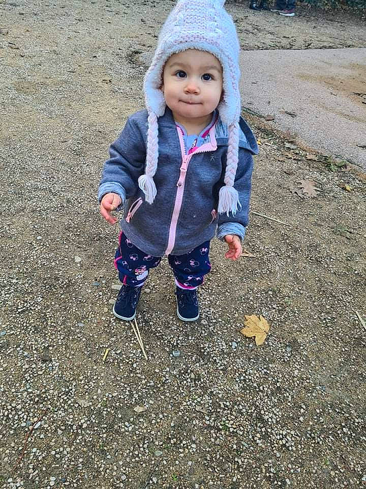 Lysana a rejoint le concours — aidez-le/la à gagner de superbes lots ! asphalt, baby, baby_toddler_clothing, beanie, cap, electric_blue, eye, freezing, fun, grass, headwear, jacket, knit_cap, landscape, people_in_nature, person, play, recreation, road_surface, smile