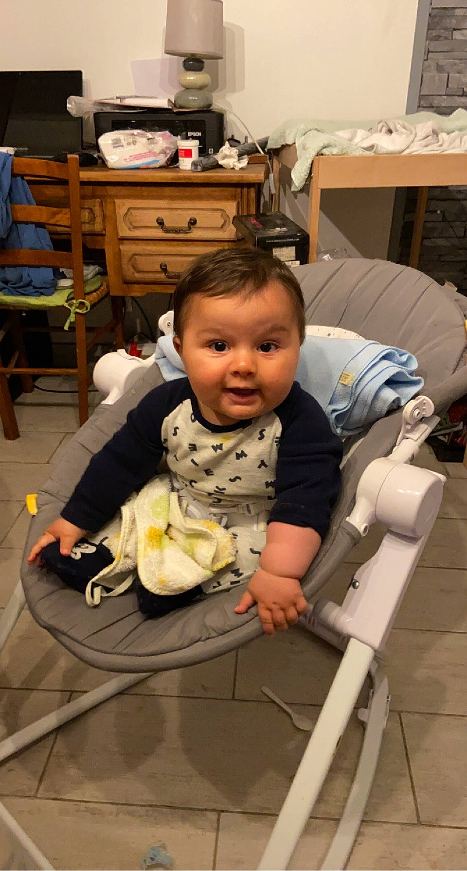 Ely a rejoint le concours — aidez-le/la à gagner de superbes lots ! baby, baby_carriage, baby_products, baby_safety, baby_toddler_clothing, box, chair, chest_of_drawers, child, comfort, drawer, flooring, fun, lap, person, room, sitting, skin, toddler, vacation