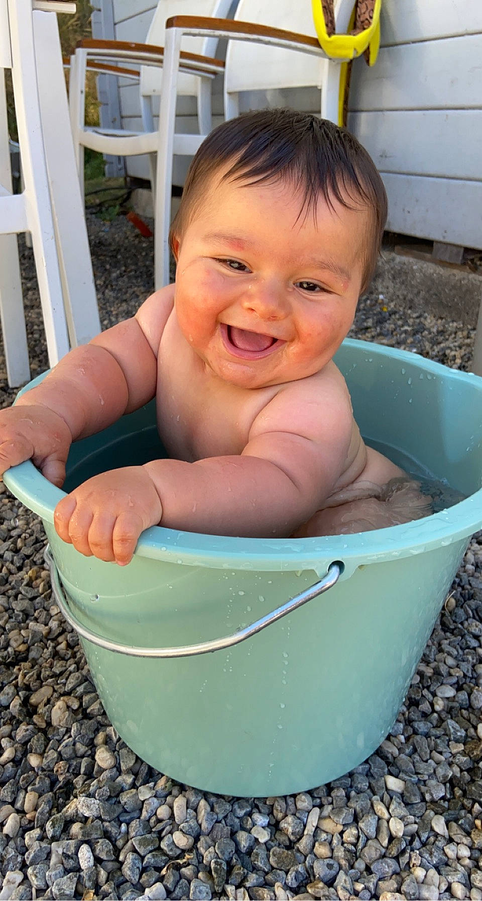 Ely a rejoint le concours — aidez-le/la à gagner de superbes lots ! baby, baby_bathing, baby_laughing, baby_products, bathing, bathtub, chair, cheek, child, fluid, fun, hand, happy, joy, leisure, person, play, sitting, smile, thumb