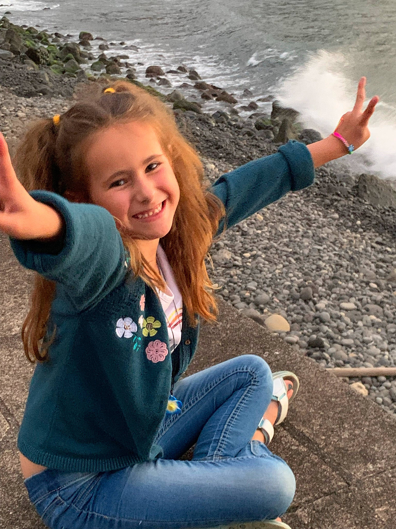 Mélody a rejoint le concours — aidez-le/la à gagner de superbes lots ! arm, beauty, eye, finger, fun, hand, happy, head, jeans, joy, landscape, leg, leisure, long_hair, people_in_nature, person, photograph, recreation, smile, travel