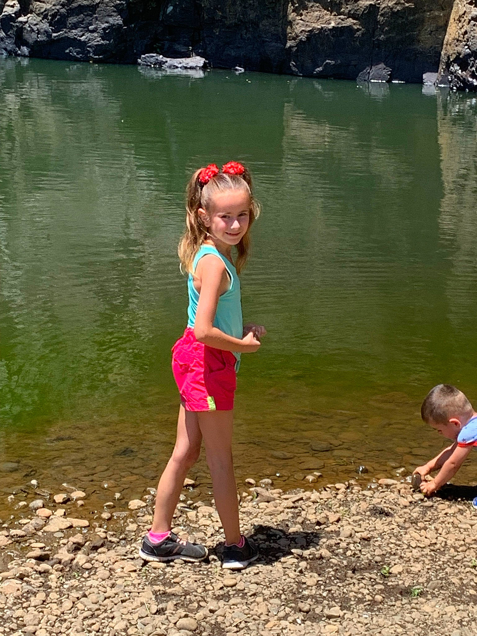Mélody a rejoint le concours — aidez-le/la à gagner de superbes lots ! bank, fun, happy, joy, lake, landscape, leisure, nature, people_in_nature, person, pink, recreation, reservoir, rock, spring, summer, thigh, toddler, travel, water