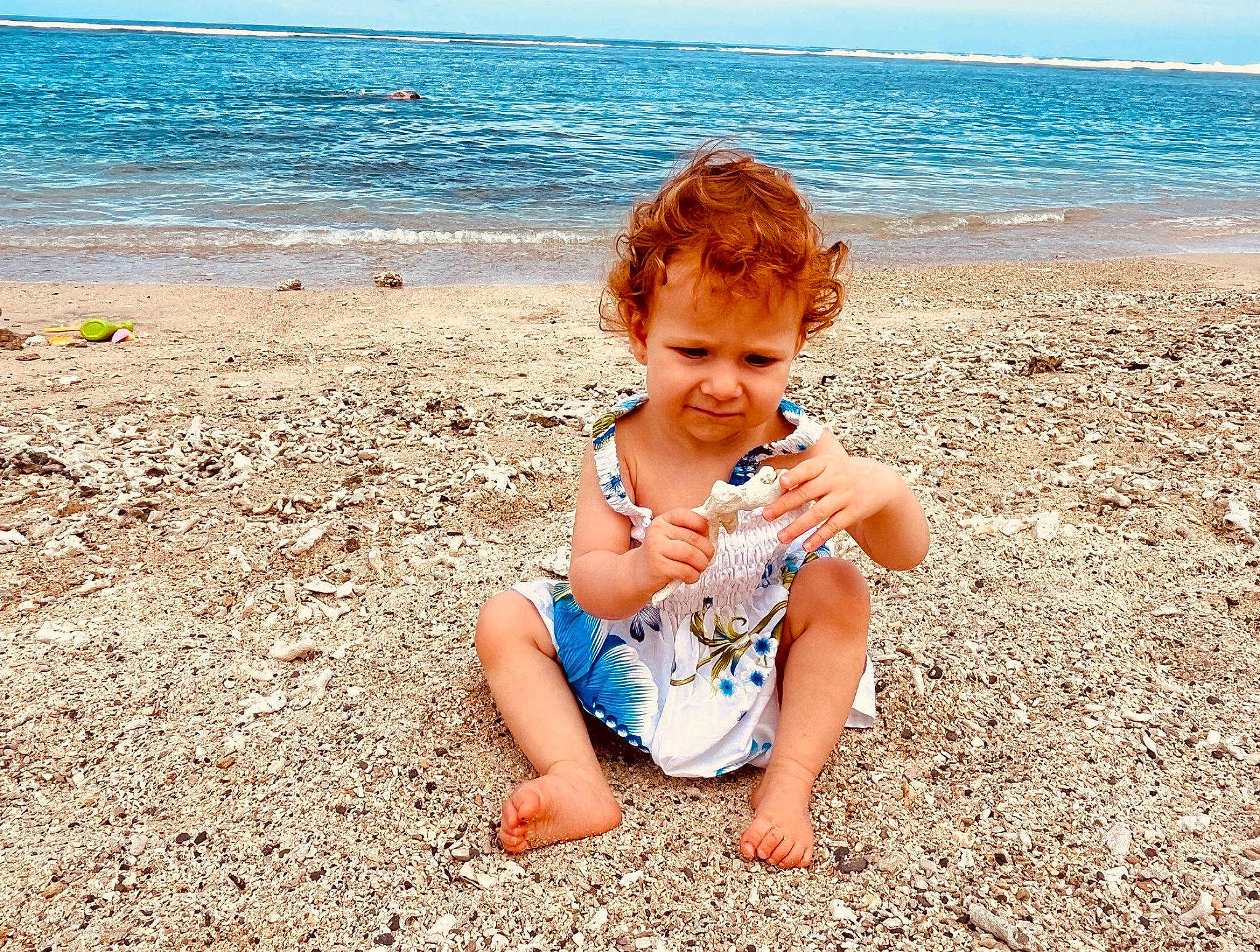 Lola a rejoint le concours — aidez-le/la à gagner de superbes lots ! azure, barefoot, beach, coastal_and_oceanic_landforms, fun, grass, happy, horizon, leisure, natural_environment, people_in_nature, people_on_beach, person, sand, sky, smile, sunlight, thigh, toddler, travel