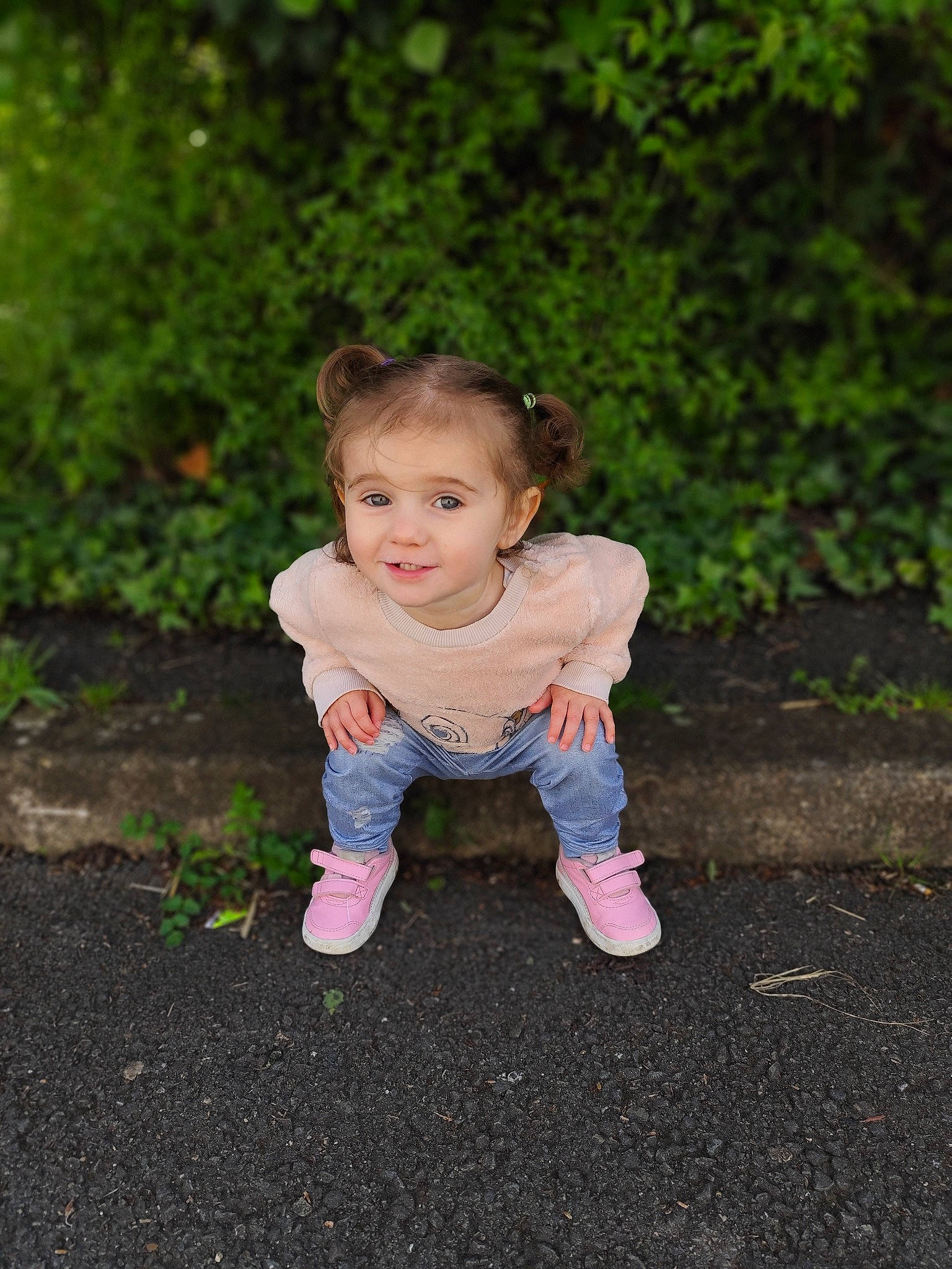 Wendy participe au concours pour gagner de l'argent avec cette photo : asphalt, baby, baby_toddler_clothing, face, flash_photography, fun, garden, grass, happy, joy, leisure, magenta, people_in_nature, person, plant, road_surface, sitting, sleeve, smile, soil