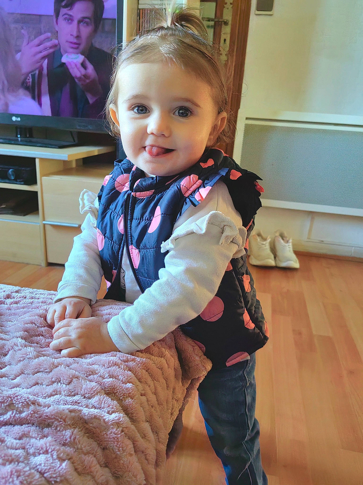 Wendy participe au concours pour gagner de l'argent avec cette photo : baby_toddler_clothing, child, clothing, comfort, electric_blue, face, floor, flooring, fur, happy, head, joy, outerwear, person, room, sitting, sleeve, smile, standing, television