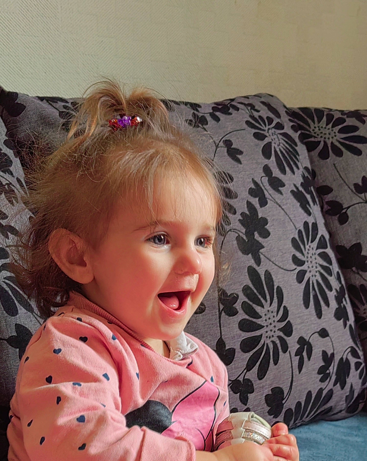 Wendy a rejoint le concours — aidez-le/la à gagner de superbes lots ! baby, baby_toddler_clothing, cheek, child, comfort, couch, eye, face, fashion_accessory, happy, head, linens, pattern, person, pink, product, sitting, sleeve, smile, textile