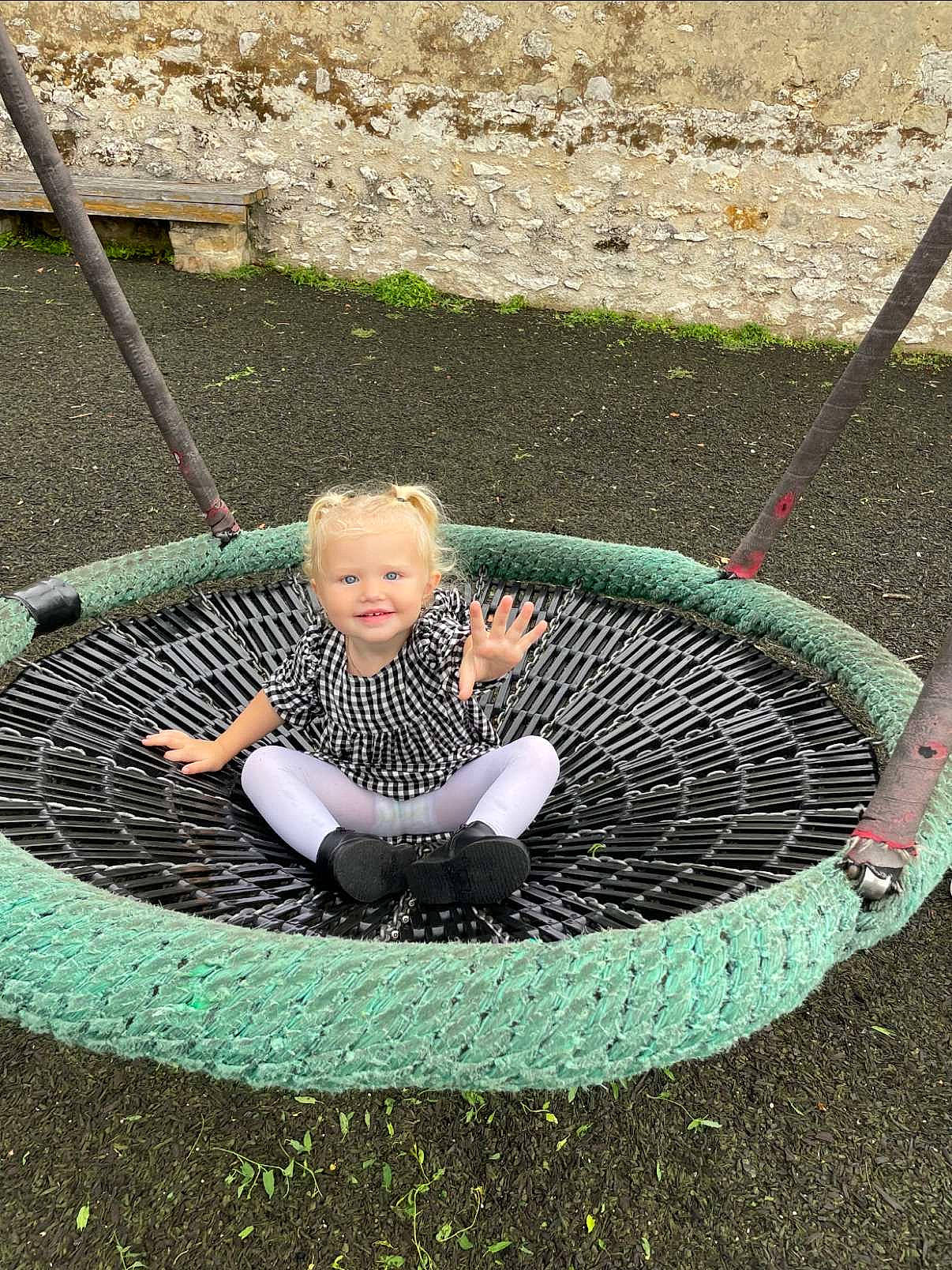 Keyssie a rejoint le concours — aidez-le/la à gagner de superbes lots ! automotive_tire, child, circle, composite_material, concrete, fun, grass, grass_family, hose, joy, lawn, leisure, people_in_nature, person, play, public_space, recreation, road_surface, sitting, smile