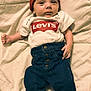 Lyo a rejoint le concours — aidez-le/la à gagner de superbes lots ! baby, infant, clothing, hat, denim, pants, shirt, logo, levi's, foot, hand, blanket, bed, portrait, lying_down, casual, cute, indoor, young_child, face