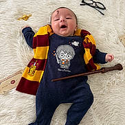 Nahïl a rejoint le concours — aidez-le/la à gagner de superbes lots ! baby, child, costume, cute, dress_up, face, fantasy, glasses, gryffindor, harry_potter, indoor, infant, lying_down, magic_wand, portrait, scarf, smiling, soft_rug, ticket, toy