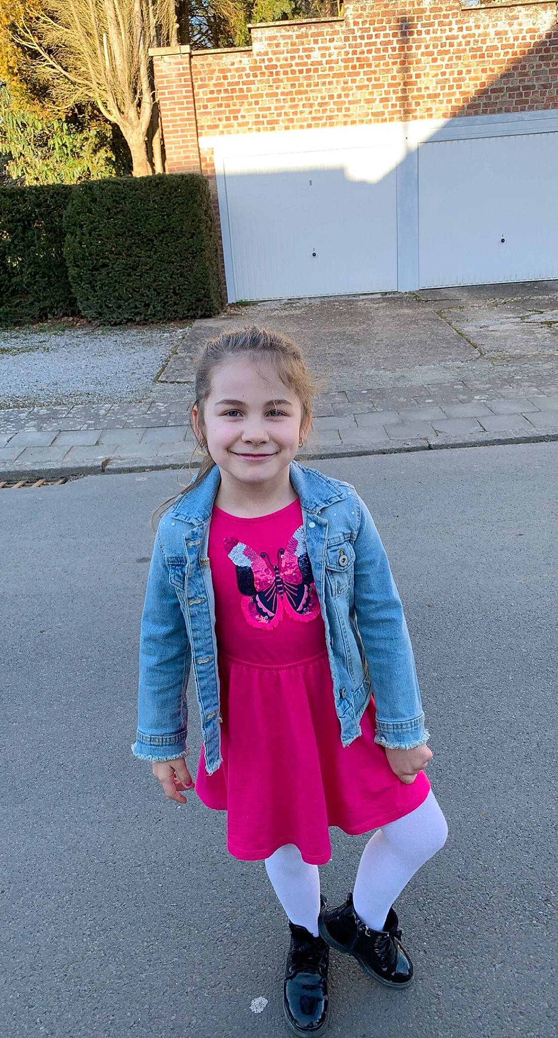 Inaya participe au concours pour gagner de l'argent avec cette photo : asphalt, costume, denim, dress, electric_blue, fashion_accessory, fun, grass, happy, joy, leg, leisure, magenta, pattern, person, pink, recreation, sleeve, smile, street_fashion