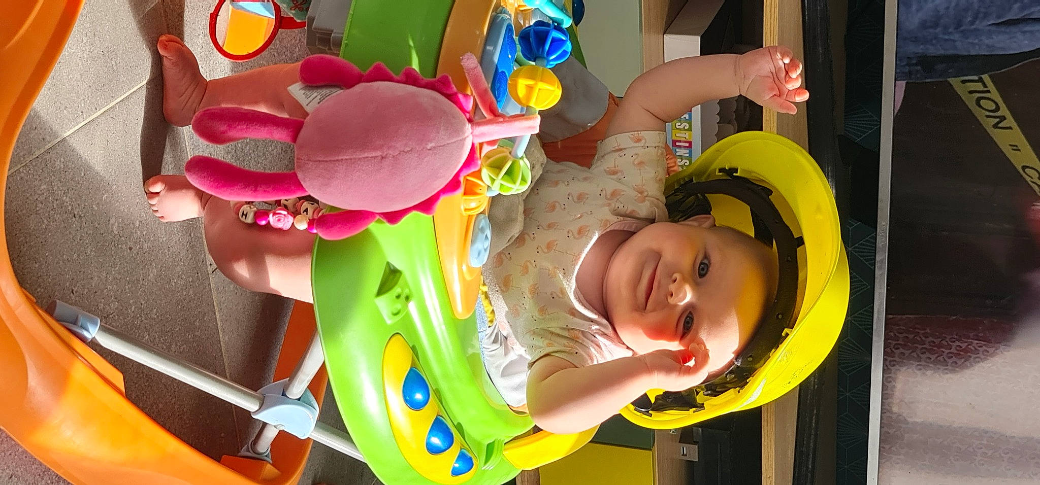Henneah participe au concours pour gagner de l'argent avec cette photo : baby, baby_mobile, baby_playing_with_toys, baby_products, baby_toddler_clothing, baby_toys, child, fun, green, happy, headwear, leisure, organ, party_supply, person, photograph, play, smile, snapshot, toddler