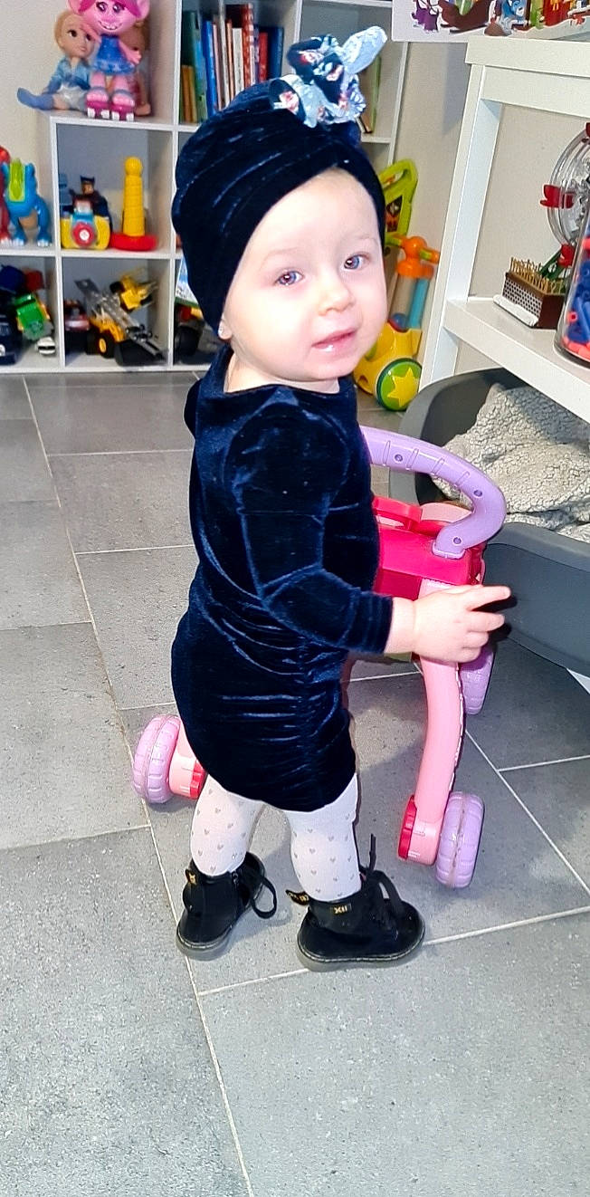 Henneah participe au concours pour gagner de l'argent avec cette photo : baby, baby_toddler_clothing, cap, child, costume, electric_blue, happy, headwear, human_leg, leg, magenta, pattern, person, pink, purple, shoe, skin, sleeve, snapshot, sock