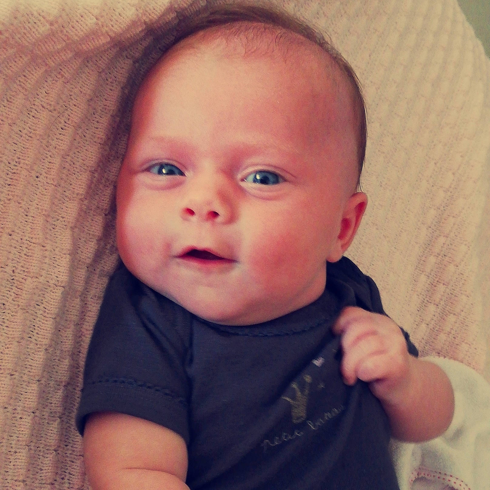 Eva participe au concours pour gagner de l'argent avec cette photo : baby, baby_making_funny_faces, beauty, cheek, child, chin, ear, eye, eyebrow, face, facial_expression, forehead, head, iris, lip, mouth, nose, organ, person, skin