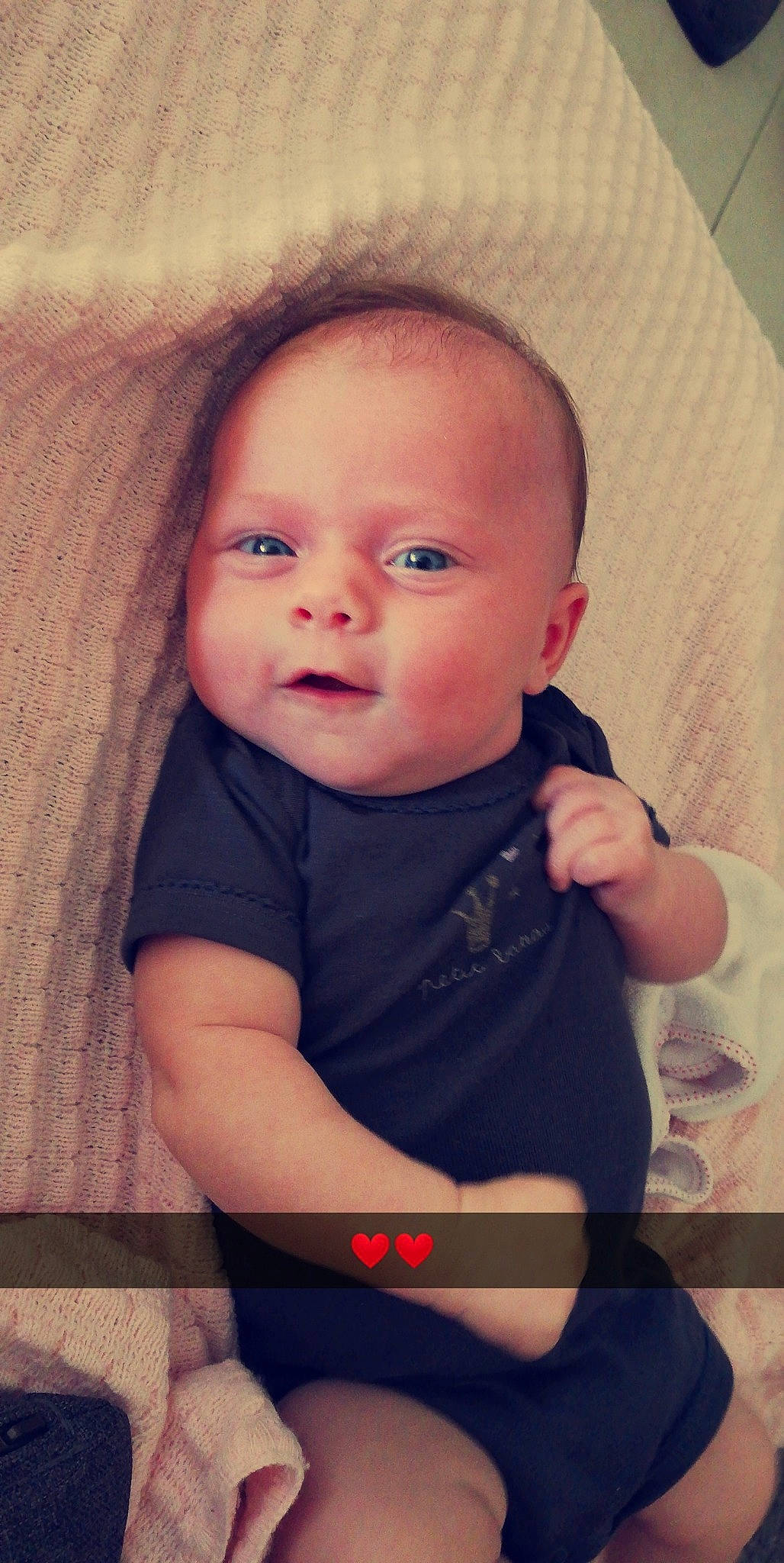 Eva participe au concours pour gagner de l'argent avec cette photo : baby, beauty, cheek, child, chin, ear, eye, eyebrow, face, facial_expression, finger, forehead, head, iris, lip, mouth, nose, person, sitting, skin