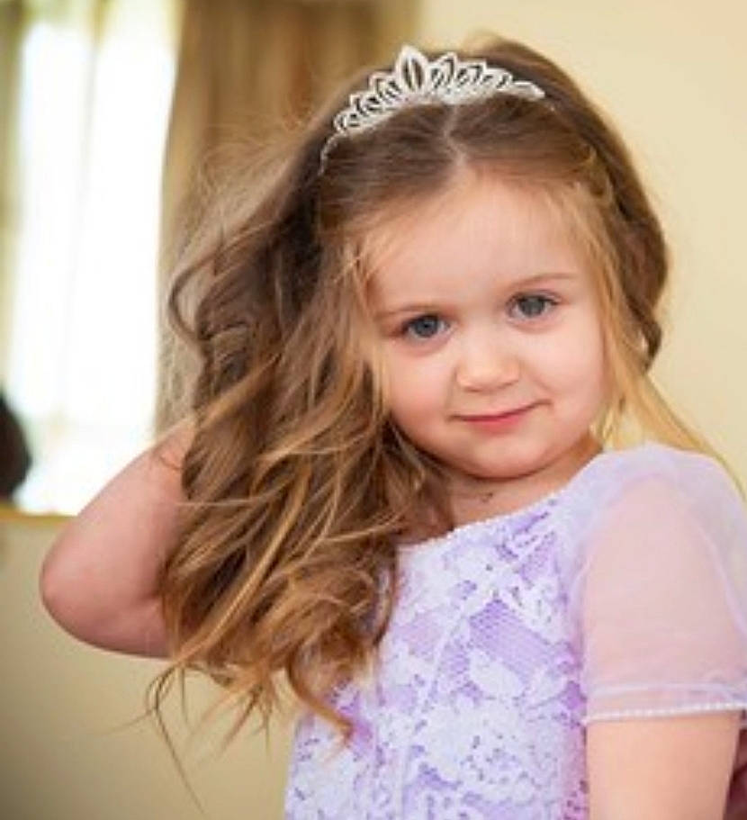 Natalia participe au concours pour gagner de l'argent avec cette photo : blond, brown_hair, child, child_model, crown, fashion_accessory, forehead, hair, hair_accessory, hairstyle, headband, headgear, headpiece, joy, long_hair, person, smile, tiara, toddler