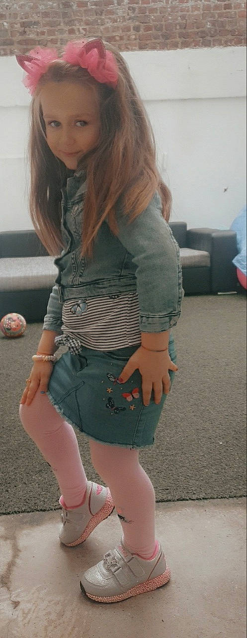 Natalia a rejoint le concours — aidez-le/la à gagner de superbes lots ! abdomen, clothing, denim, fashion, footwear, hip, human_leg, jacket, jeans, joint, khaki, knee, leg, person, shoe, shorts, shoulder, sleeve, thigh, trunk