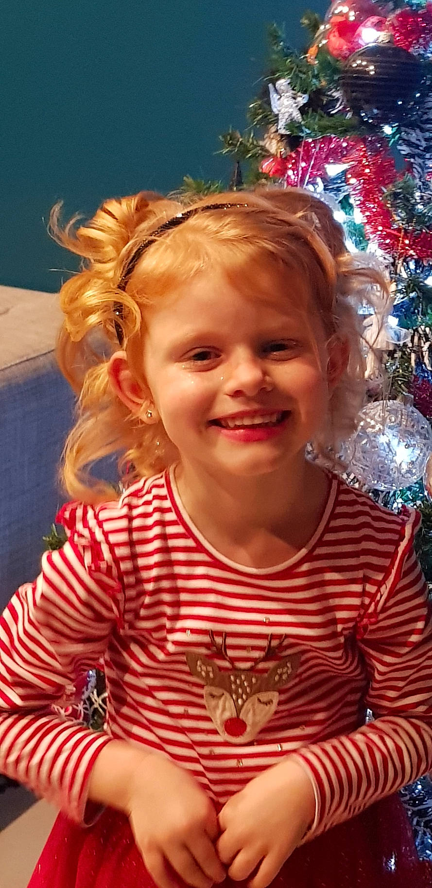 Lya a rejoint le concours — aidez-le/la à gagner de superbes lots ! blond, brown_hair, cheek, child, chin, clothing, cool, electric_blue, event, eye, fun, happy, headpiece, iris, joy, pattern, people_in_nature, person, sleeve, smile