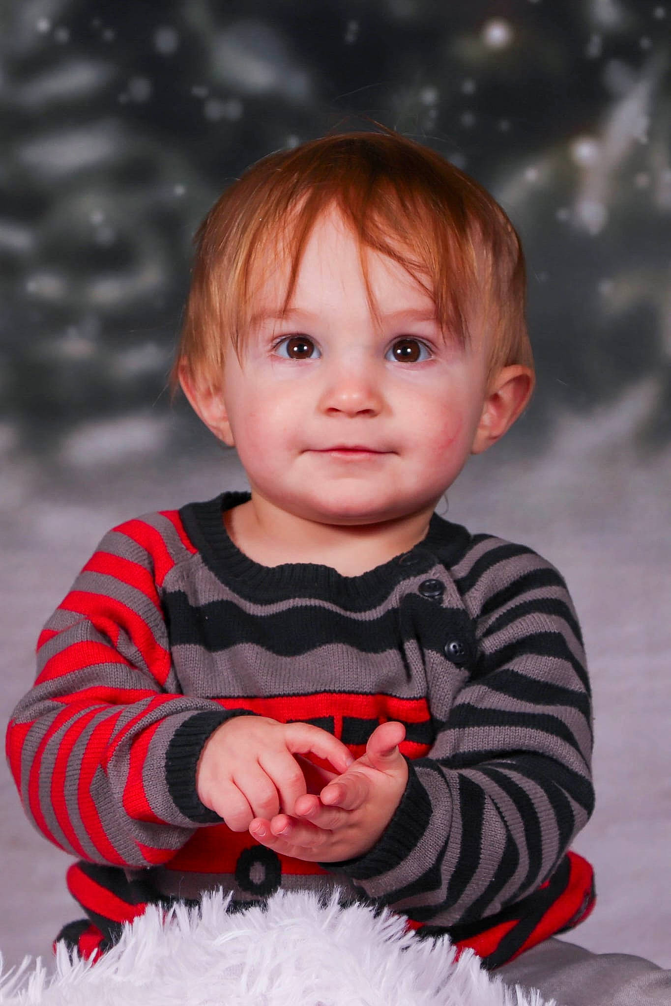 Arthur participe au concours pour gagner de l'argent avec cette photo : baby_toddler_clothing, cheek, child, chin, eye, face, flash_photography, fun, hair, hairstyle, happy, head, iris, lip, people, person, skin, sleeve, standing, toddler