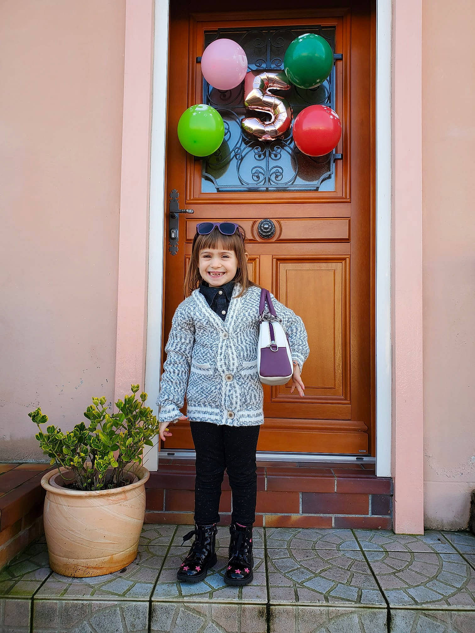 Raffaela a rejoint le concours — aidez-le/la à gagner de superbes lots ! balloon, door, electric_blue, event, eye, flooring, flowerpot, fun, green, happy, human_body, joy, leisure, magenta, outerwear, party_supply, person, photograph, plant, smile