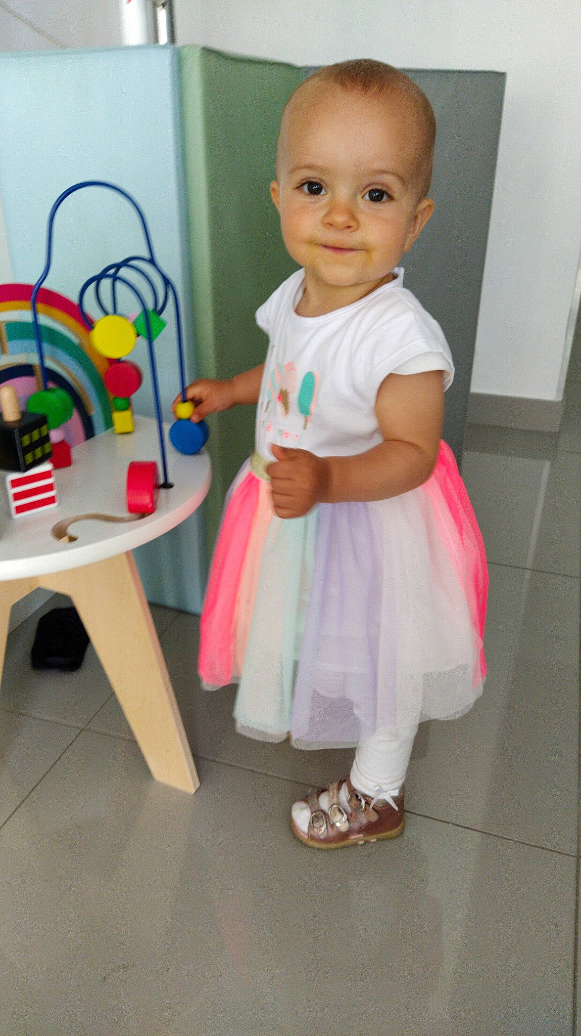 Jazz a rejoint le concours — aidez-le/la à gagner de superbes lots ! baby, baby_toddler_clothing, child, dress, joy, person, pink, play, potty_training, room, shoe, skin, standing, toddler, toy