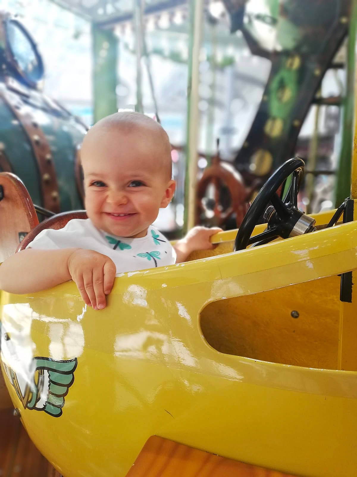 Jazz participe au concours pour gagner de l'argent avec cette photo : amusement_park, amusement_ride, baby, car, child, fun, joy, leisure, nonbuilding_structure, park, person, play, playground, recreation, skin, smile, toddler, vacation, yellow