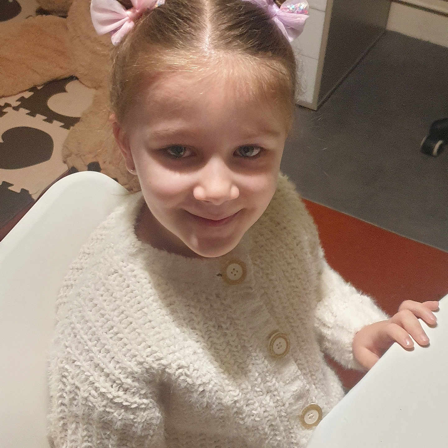 Natalia a rejoint le concours — aidez-le/la à gagner de superbes lots ! child, childhood, cozy, cute, face, furniture, girl, hair_bow, happy, home, indoor, knitted_sweater, portrait, seated, smile, table, teddy_bear, toy, white_sweater, young