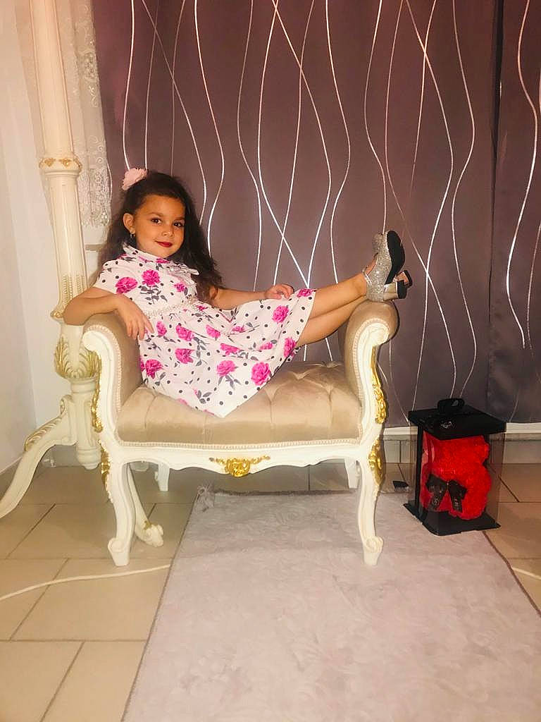 Sonia a rejoint le concours — aidez-le/la à gagner de superbes lots ! chair, comfort, fawn, flash_photography, floor, flooring, fun, furniture, hair, hardwood, human_leg, joy, leisure, magenta, person, pink, purple, sitting, skin, thigh