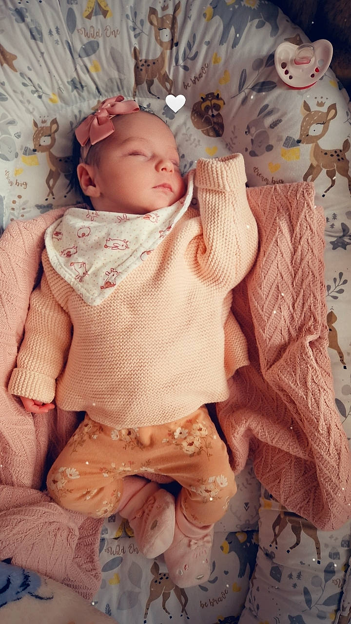 Cataléya participe au concours pour gagner de l'argent avec cette photo : abdomen, baby, baby_products, baby_sleeping, baby_toddler_clothing, bedding, bedtime, cheek, child, comfort, linens, pattern, peach, person, pink, room, sitting, skin, sleeve, textile