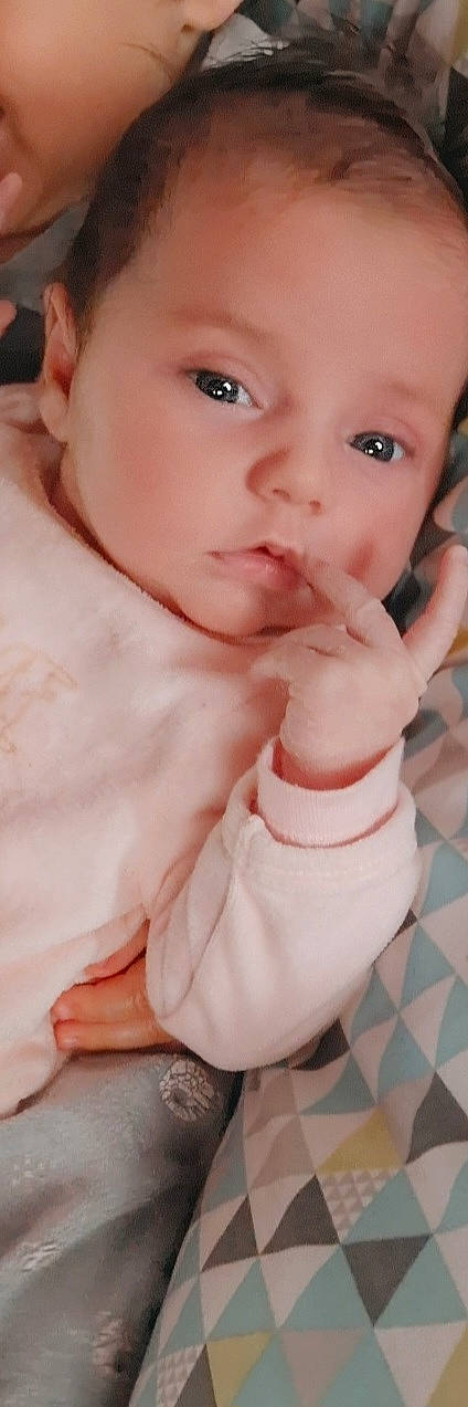 Cataléya a rejoint le concours — aidez-le/la à gagner de superbes lots ! baby, cheek, chin, ear, eye, eyebrow, eyelash, face, finger, gesture, iris, lip, mouth, no_expression, nose, person, pink, skin, sleeve, thumb