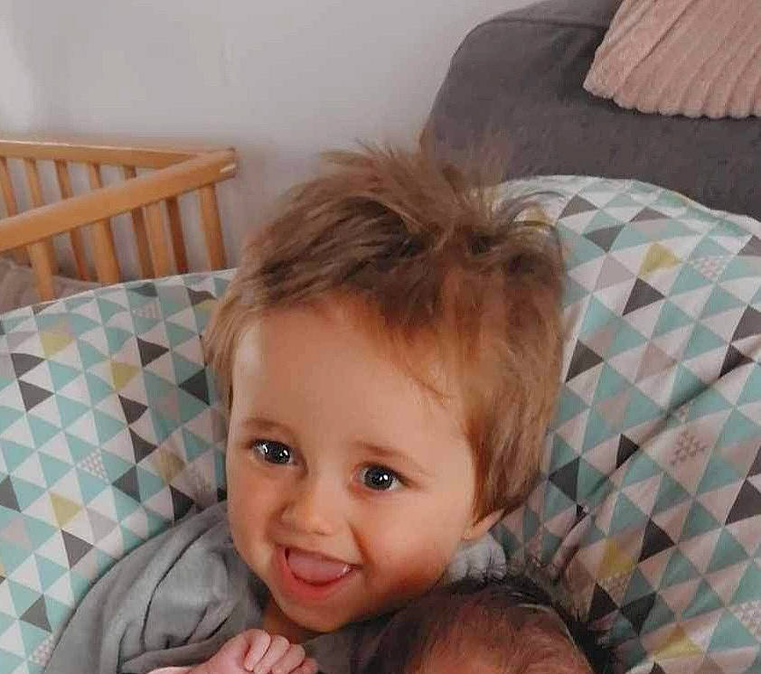 Timéo a rejoint le concours — aidez-le/la à gagner de superbes lots ! baby, bedding, chair, cheek, child, comfort, couch, eyelash, flooring, fun, happy, joy, linens, pattern, person, plaid, room, sitting, smile, table