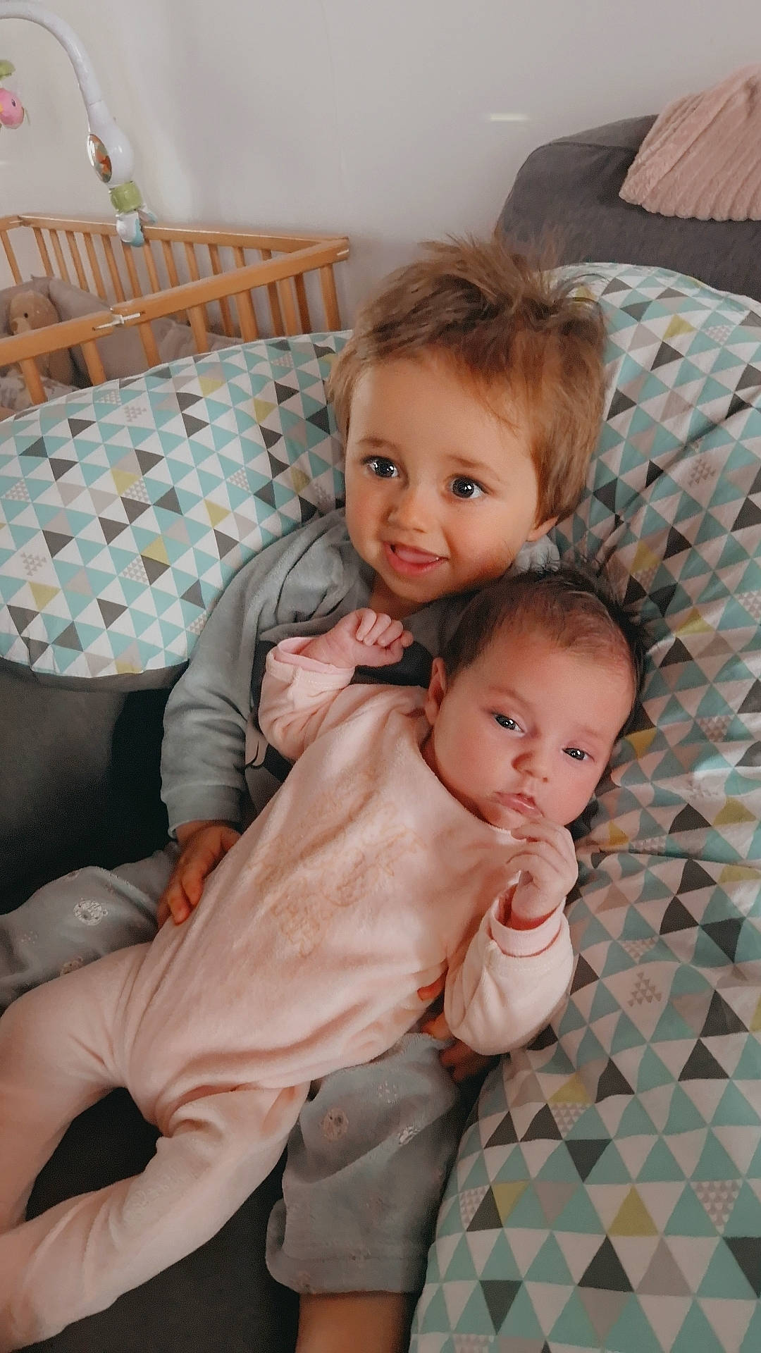 Timéo participe au concours pour gagner de l'argent avec cette photo : baby, baby_toddler_clothing, blond, cheek, child, comfort, eye, floor, flooring, fun, hair, happy, head, lamp, person, pillow, sitting, skin, smile, toddler