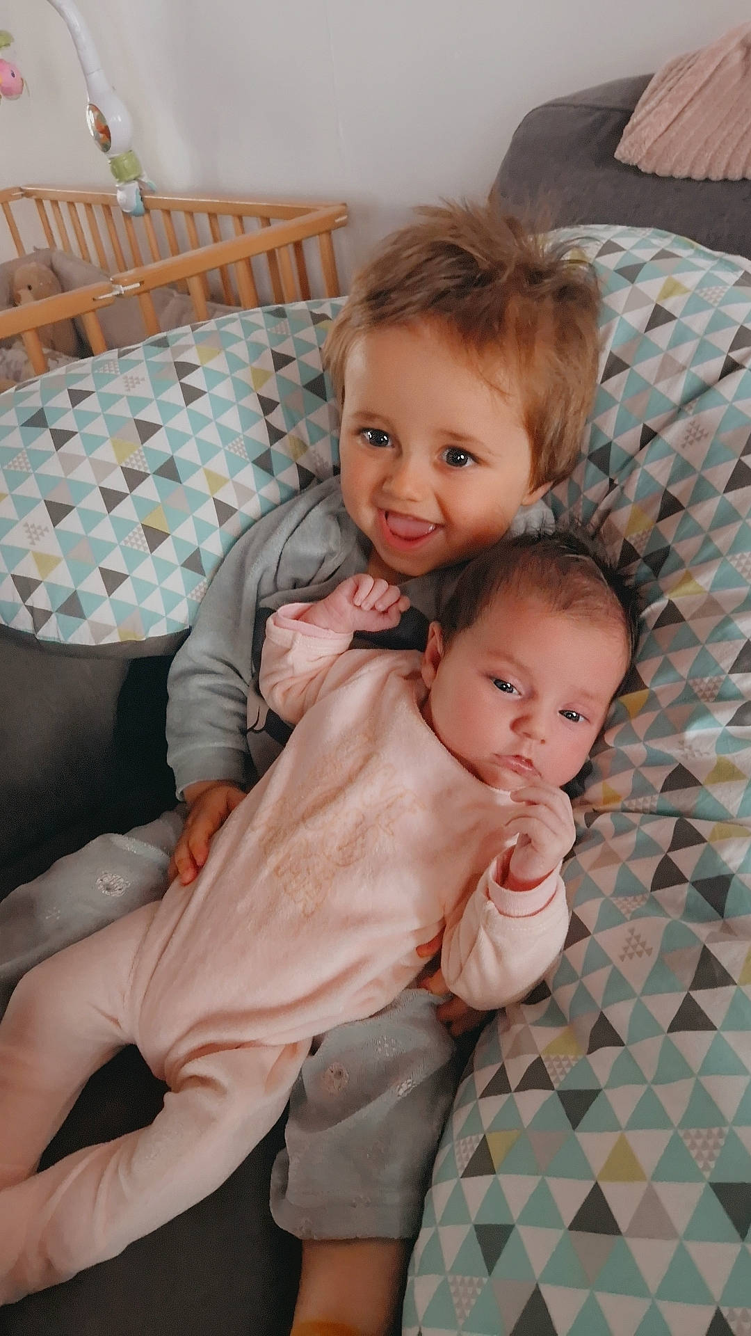 Timéo participe au concours pour gagner de l'argent avec cette photo : baby, baby_toddler_clothing, cheek, child, comfort, eye, face, facial_expression, floor, flooring, fun, hair, happy, head, iris, joy, linens, person, sitting, skin