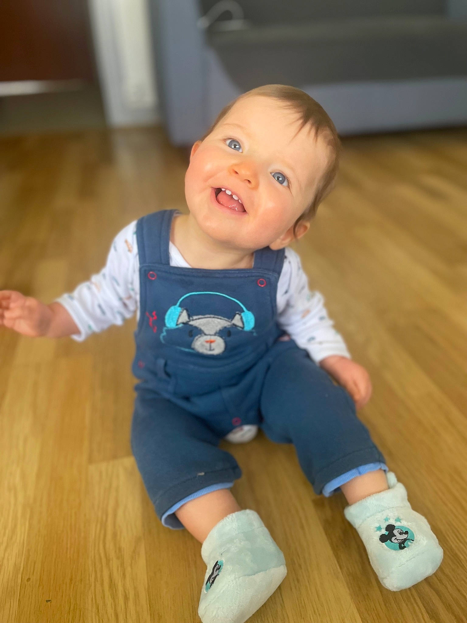 Logan a rejoint le concours — aidez-le/la à gagner de superbes lots ! baby, baby_toddler_clothing, cheek, child, eye, face, floor, flooring, happy, hardwood, head, human_body, joy, knee, laminate_flooring, person, skin, sleeve, smile, toddler