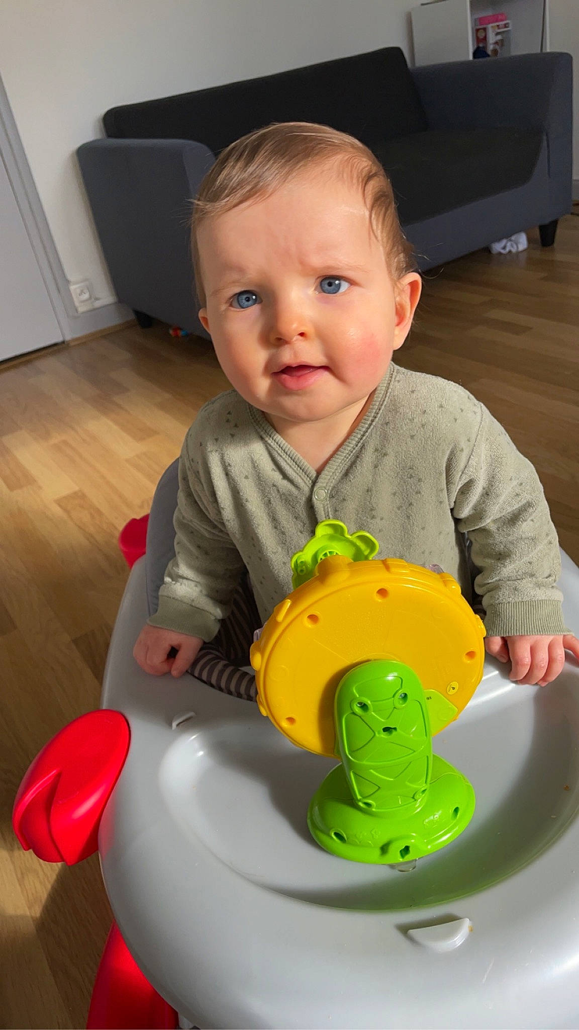 Logan a rejoint le concours — aidez-le/la à gagner de superbes lots ! baby, baby_playing_with_toys, baby_products, baby_toddler_clothing, baby_toys, child, circle, flooring, fun, icing, party_supply, person, plastic, play, riding_toy, sitting, standing, sweetness, t_shirt, toddler