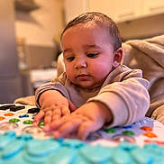 Djaly participe au concours pour gagner de l'argent avec cette photo : baby, birthdaycake, bodypart, cake, couch, cream, dessert, face, finger, food, furniture, hand, head, icing, newborn, people, person, photography, portrait, sitting