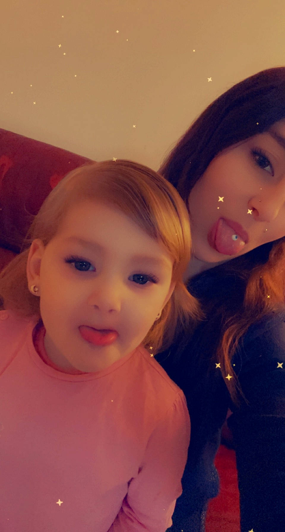 Florinne participe au concours pour gagner de l'argent avec cette photo : cheek, cloud, cool, eye, eyebrow, eyelash, forehead, fun, gesture, hair, happy, head, iris, jaw, lip, long_hair, nose, person, selfie, skin