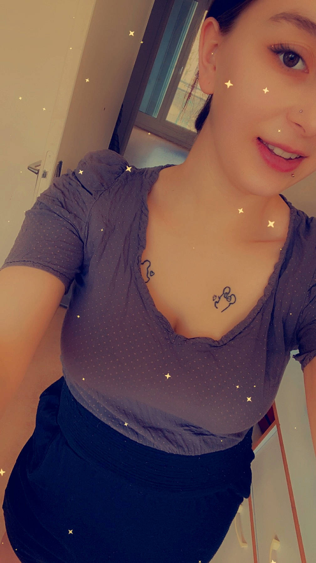 Florinne participe au concours pour gagner de l'argent avec cette photo : abdomen, chest, cool, elbow, electric_blue, eyelash, human_leg, jaw, joint, joy, magenta, neck, person, selfie, sleeve, sleeveless_shirt, smile, t_shirt, thigh, throat