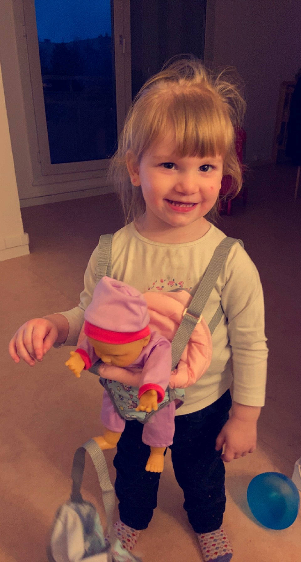 Florinne a rejoint le concours — aidez-le/la à gagner de superbes lots ! baby, baby_toddler_clothing, balloon, blue, cheek, child, facial_expression, fun, happy, head, iris, joy, organ, person, pink, skin, sleeve, smile, standing, t_shirt