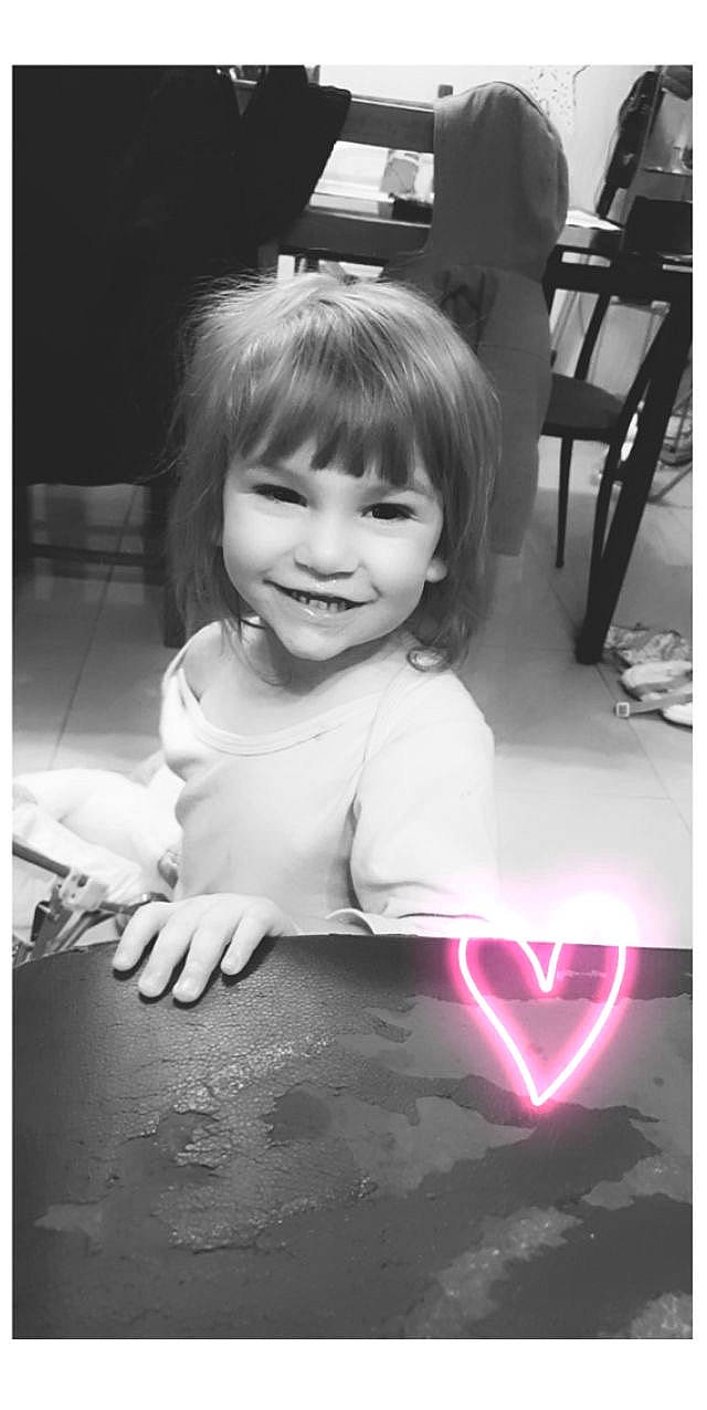 Florinne participe au concours pour gagner de l'argent avec cette photo : beauty, black, black_and_white, cheek, child, face, flash_photography, fun, happy, joy, monochrome, monochrome_photography, organ, person, photograph, sitting, smile, snapshot, stock_photography, style