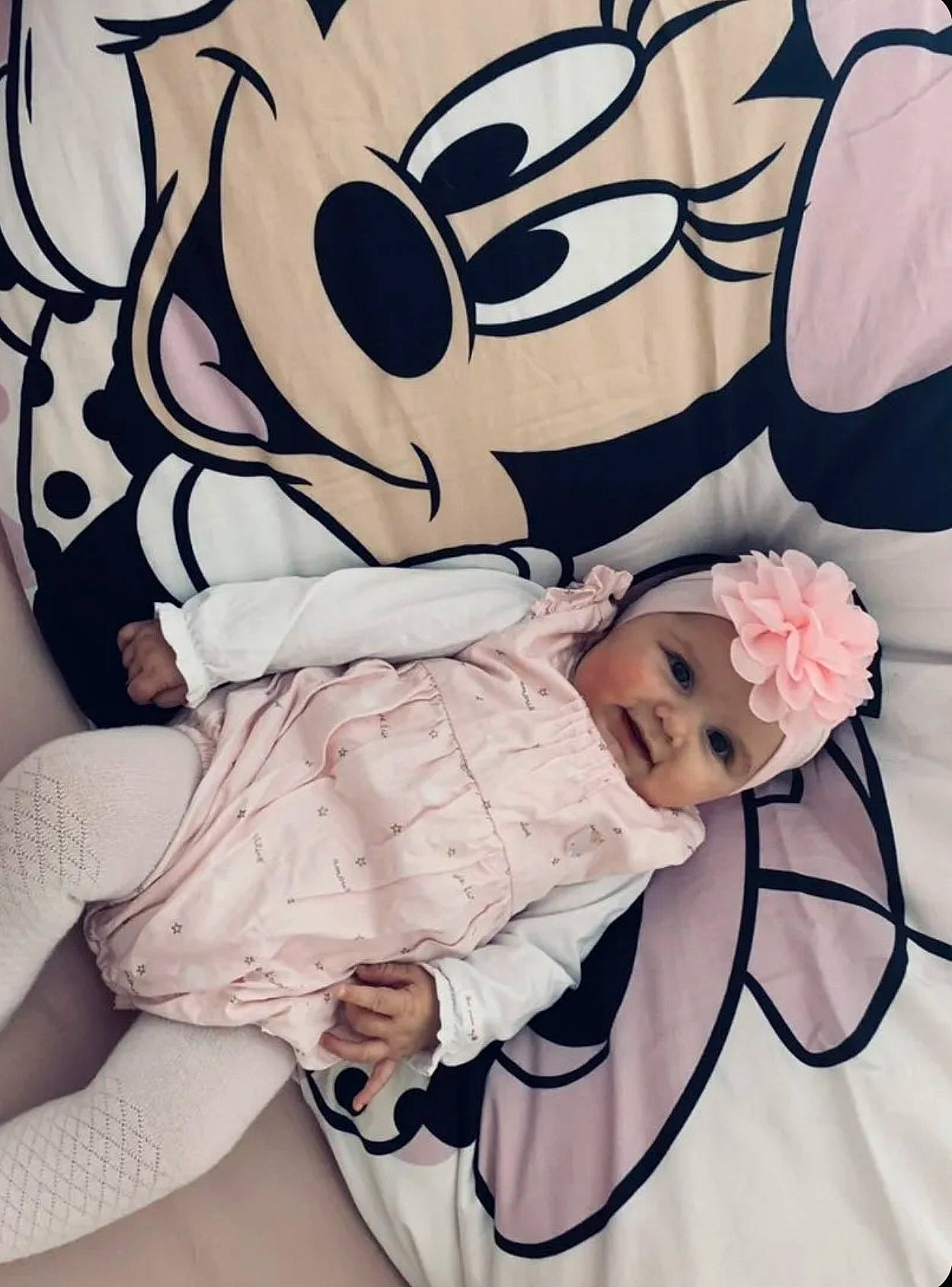Sïway a rejoint le concours — aidez-le/la à gagner de superbes lots ! baby, baby_toddler_clothing, bedding, comfort, face, hairstyle, happy, head, headgear, headwear, human_leg, leg, linens, pattern, person, petal, pink, sleeve, textile, thigh