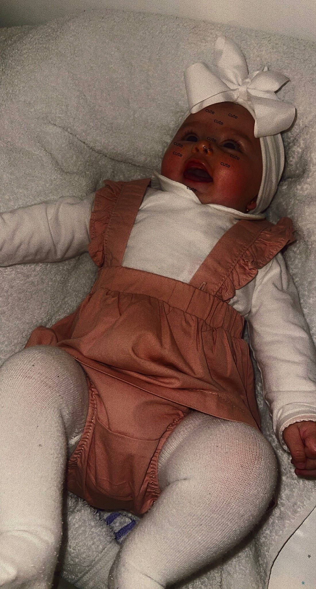 Sïway participe au concours pour gagner de l'argent avec cette photo : abdomen, baby, baby_toddler_clothing, chest, child, comfort, eye, face, human_leg, knee, leg, linens, lip, person, skin, sleeve, smile, stomach, thigh, toddler